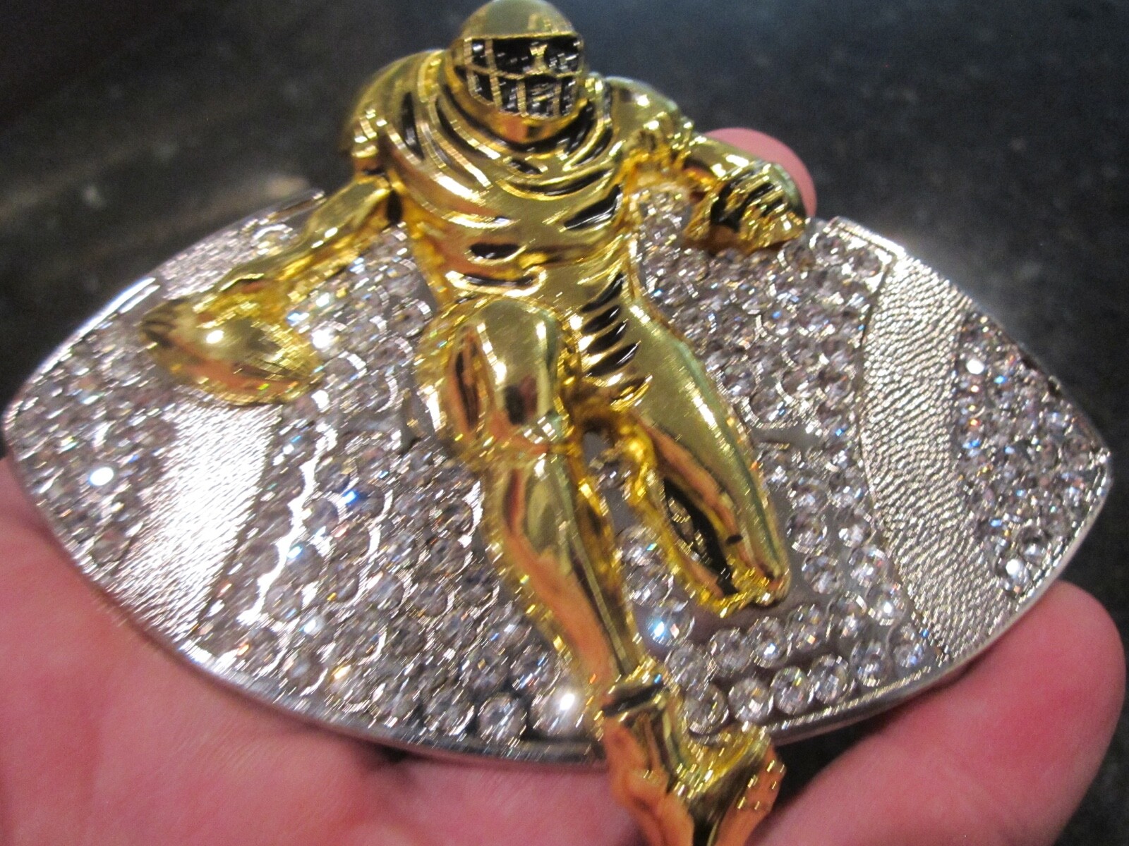 FOOTBALL PLAYER & FOOTBALL DESIGN BELT BUCKLE COVERED IN CRYSTALS HEAVY GW-17