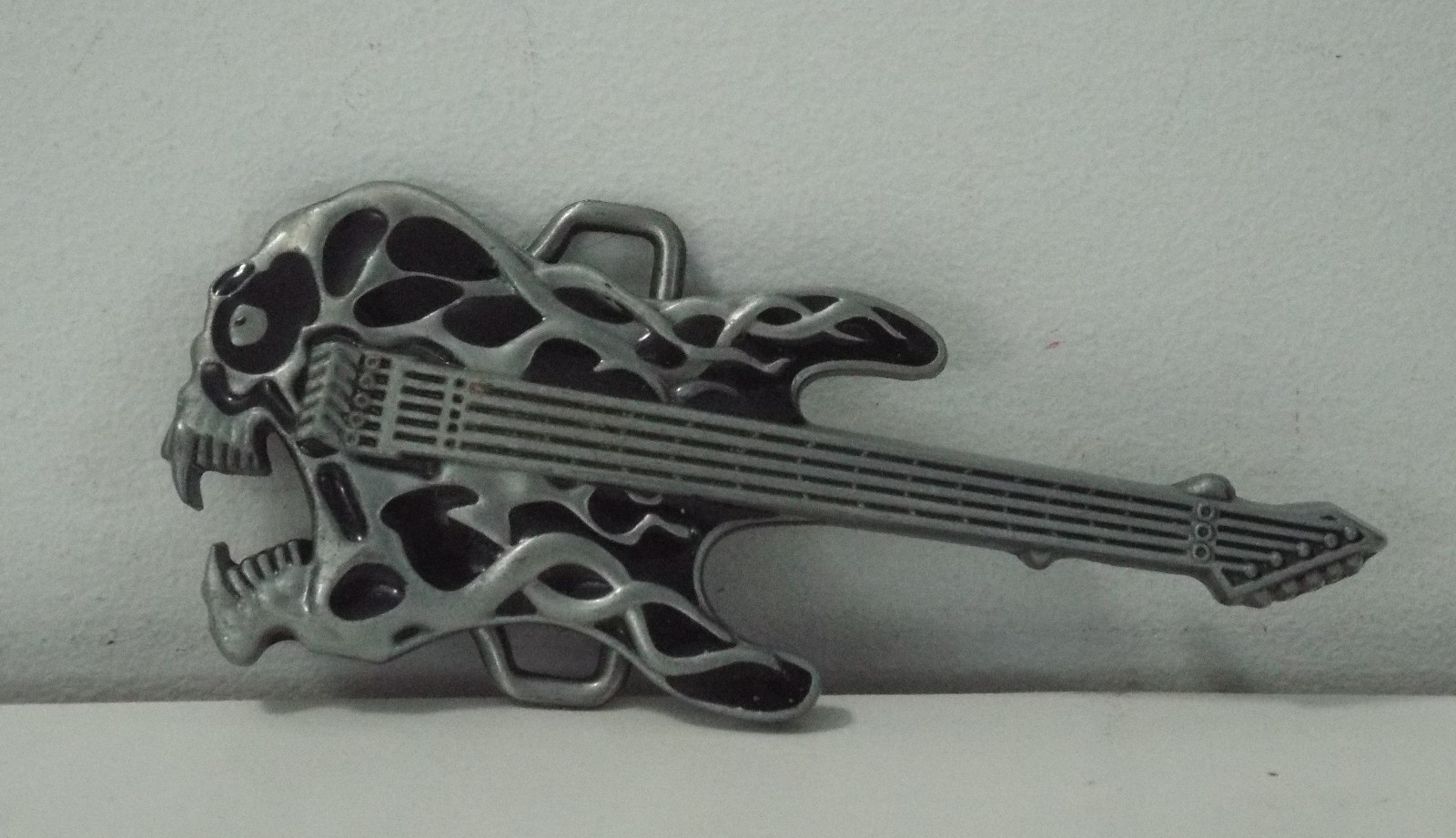 Jean&rsquo;s Friend « Flaming Fanged Guitar Skull » Silvertone Metal 4&Prime;x2&Prime; Belt Buckle