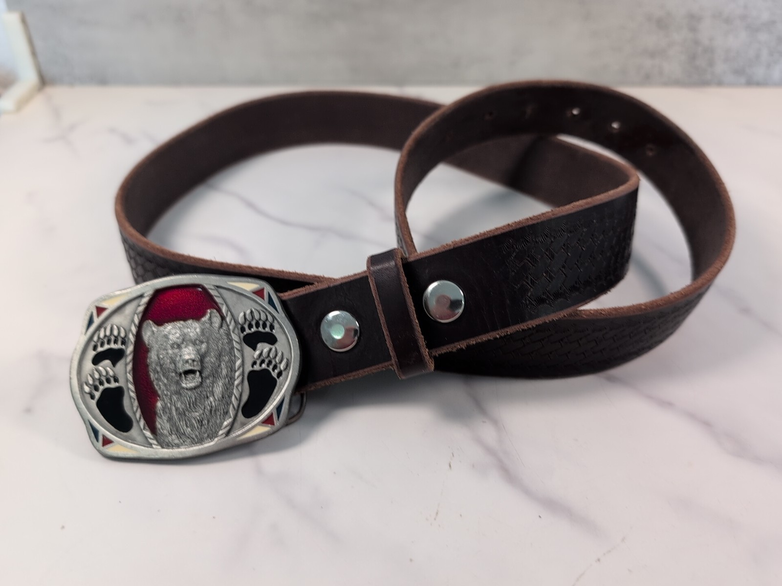 1995 C&J Inc. Pewter Bear Belt Buckle & Tooled Brown Leather Belt 42&Prime;-47&Prime; USA
