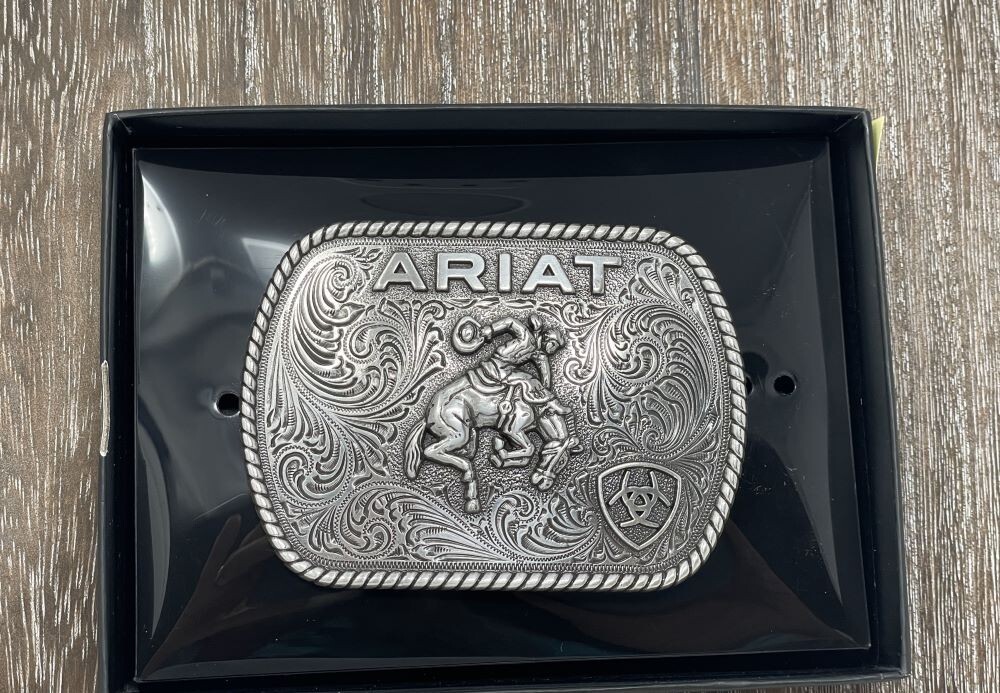 ARIAT MEN&rsquo;S RECTANGULAR SADDLE BRONC/LOGO BELT BUCKLE