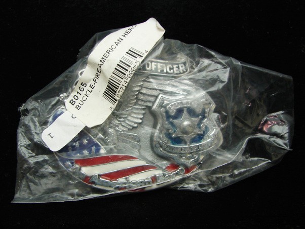 NI13110 *NOS* REALLY NICE **THE POLICE OFFICER AN AMERICAN HERO** PEWTER BUCKLE