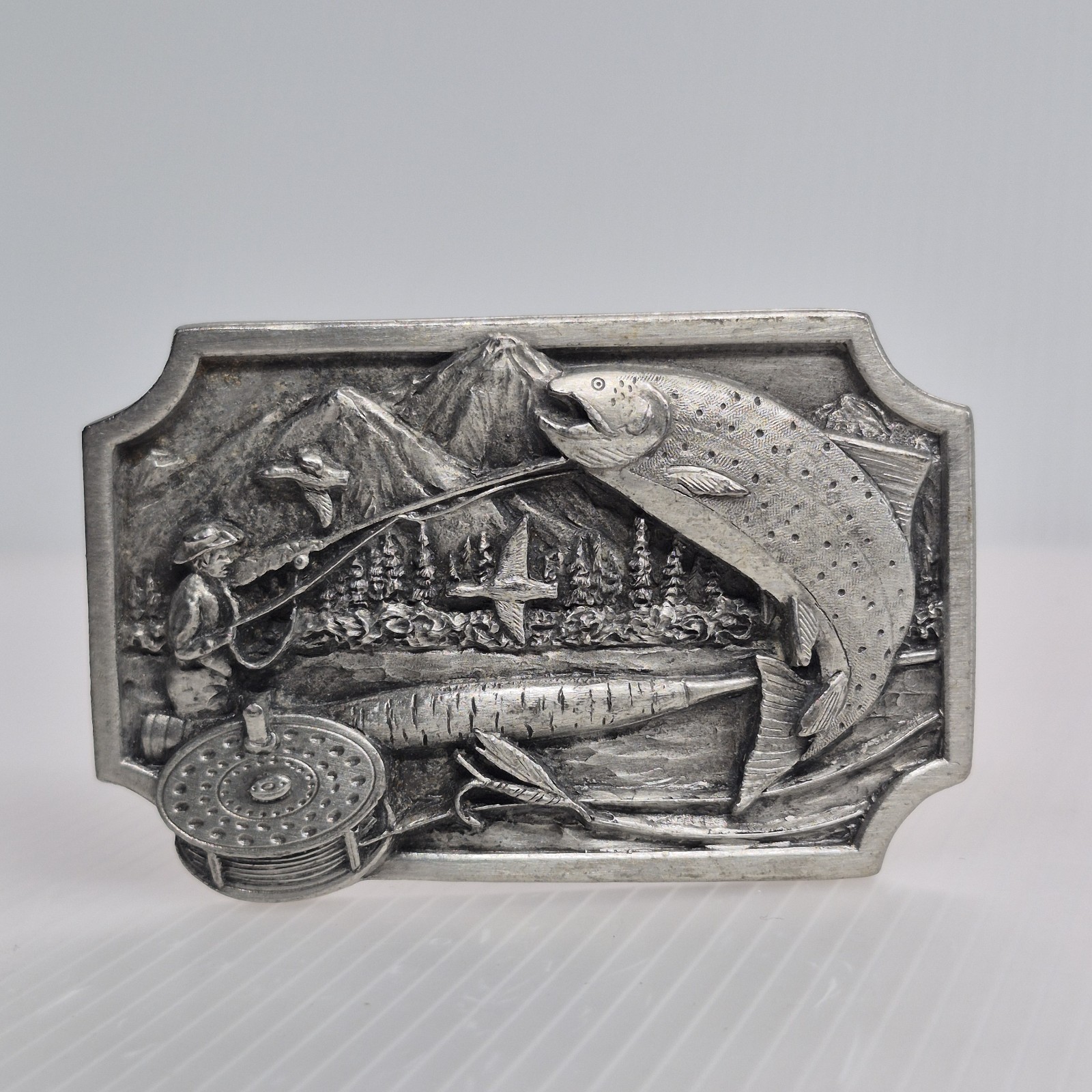 Siskiyou Buckle Co Fisherman Fishing Angler Oregon K-27 1983 Mountains Pewter