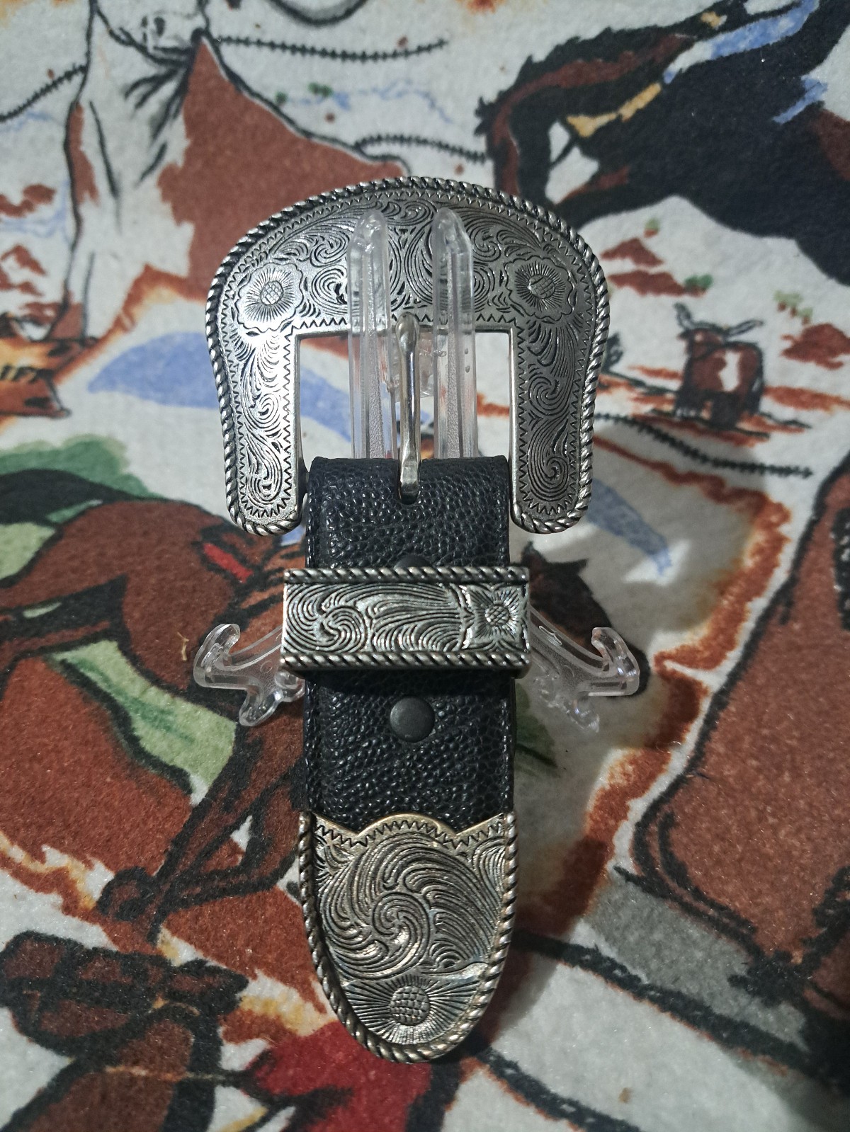 Silver tone three piece buckle set, fits one inch and a half belt…