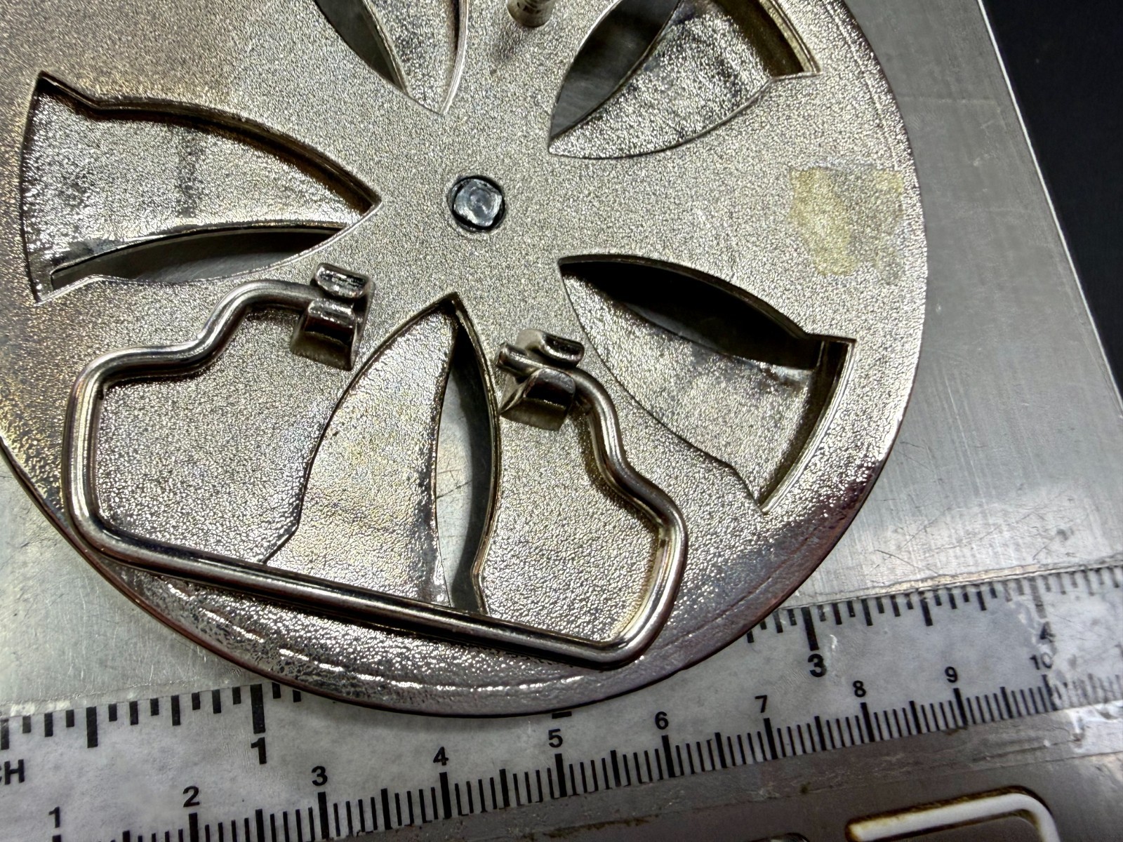 Round Sports Car Truck Rim Tire Spinner Moving Wheel Silver Color Belt Buckle