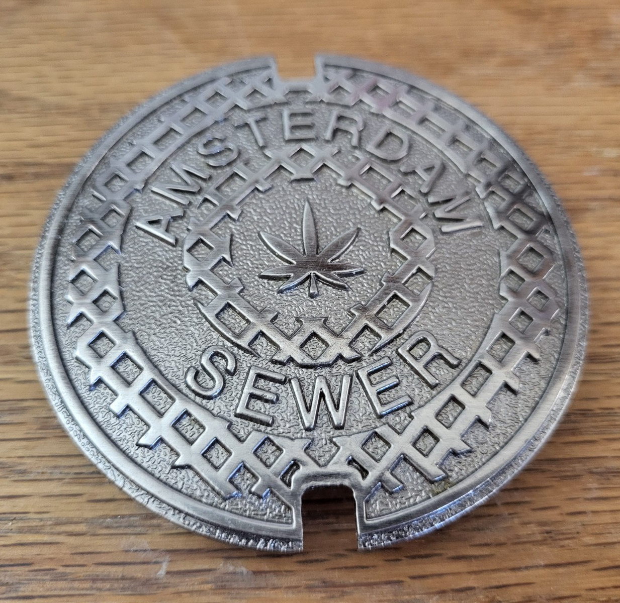 KALAN AMSTERDAM SEWER MANHOLE COVER PEWTER TONE BELT BUCKLE POT LEAF 3&Prime;