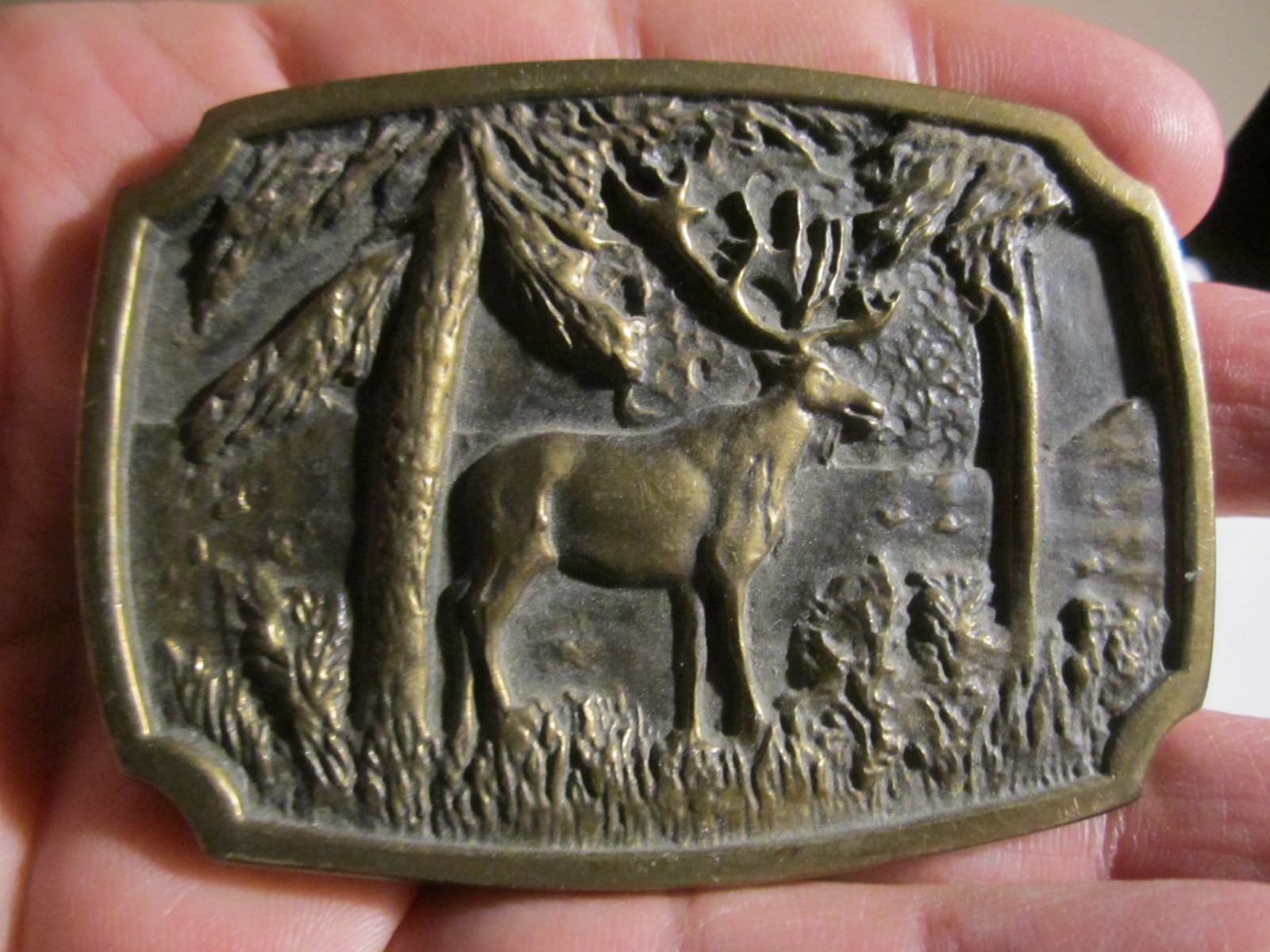 VINTAGE WILD DEER THEME SCENE BELT BUCKLE SOLID BRASS HEAVY – GW-26