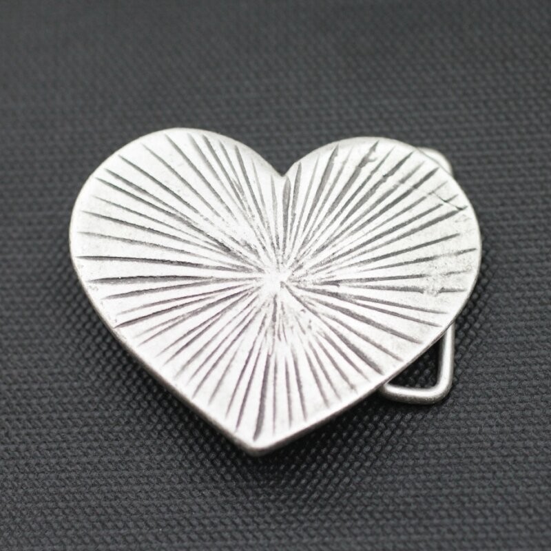 Radiant Heart Belt Buckle – Romantic Design, Classic and Modern