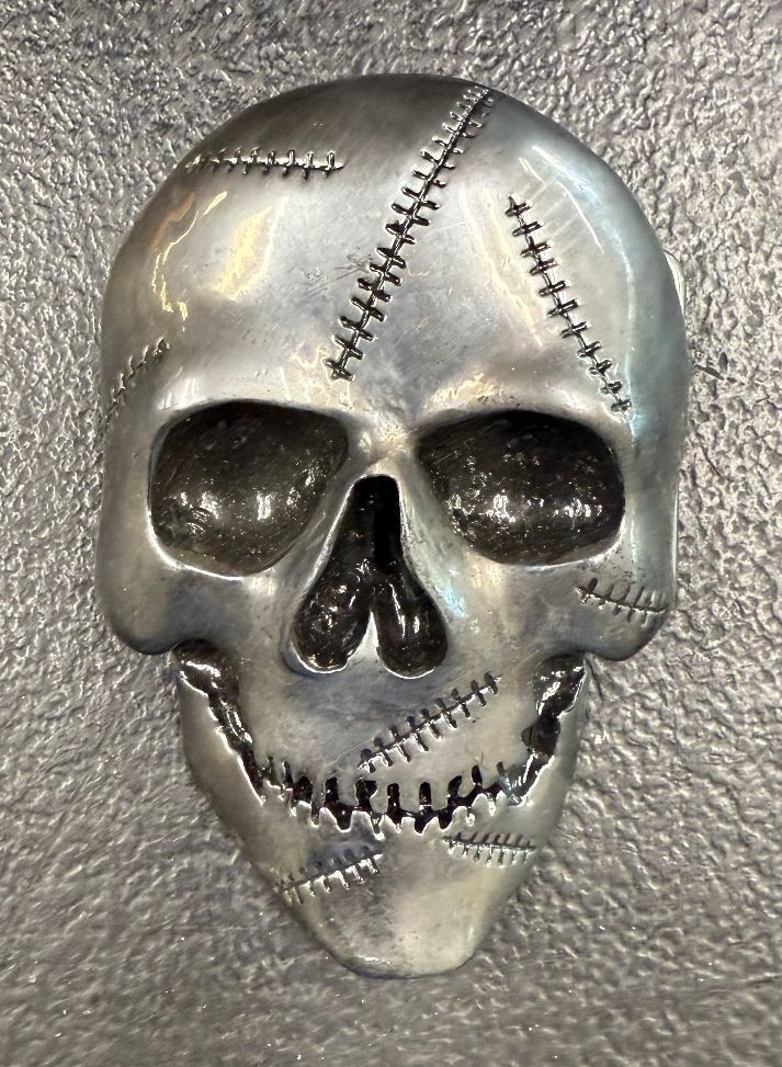 Dark Grey Skull Belt Buckle – Cracked Surface Design | Rugged and Refined