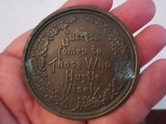 VTG « SUCCESS COMES TO THOSE WHO HUSTLE » BELT BUCKLE – 2 3/4&Prime; IN DIAMETER – GW6