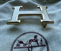 Hermès belt buckle in polished palladium, complete with its signature pouch