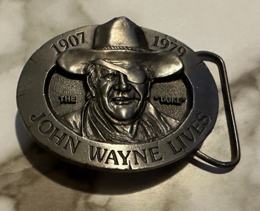 1979 Buckles Of America Belt Buckle The « DUKE » JOHN WAYNE LIVES Buckle