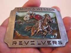 SMITH & WESSON REVOLVERS BELT BUCKLE – HEAVY ENAMEL – 3&Prime; X 2 1/2&Prime; – TUB AMA
