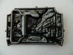 BIG BUCK DEER & RIFLES BELT BUCKLE, HAND PAINTED, ZINC ALLOY, W/PEWTER FINISH