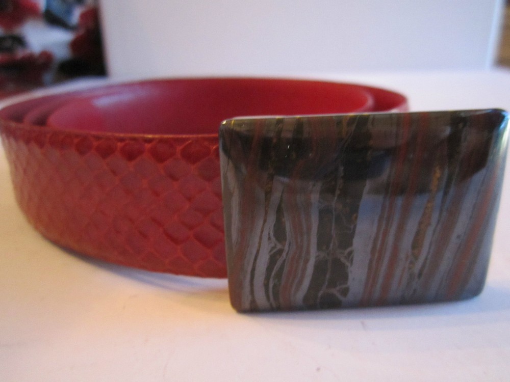 JEAN ROBERTS DESIGNS RED SNAKESKIN BELT & BROWN STONE? BUCKLE -34&Prime; L END TO END