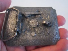 SMITH & WESSON REVOLVERS BELT BUCKLE – HEAVY ENAMEL – 3&Prime; X 2 1/2&Prime; – TUB AMA