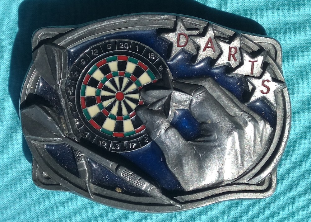 DARTS GAME BELT BUCKLE C+J INC 1990 DARTSBOARD