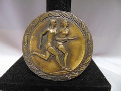 brass belt buckle relief design of two female runners laurel wreath PEKA 2.5&Prime;
