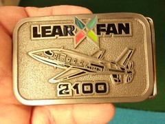 MINT CONDITION VTG MEN&rsquo;S « LEAR FAN (JET) 2100 » BELT BUCKLE – PEWTER? & ACRYLIC?
