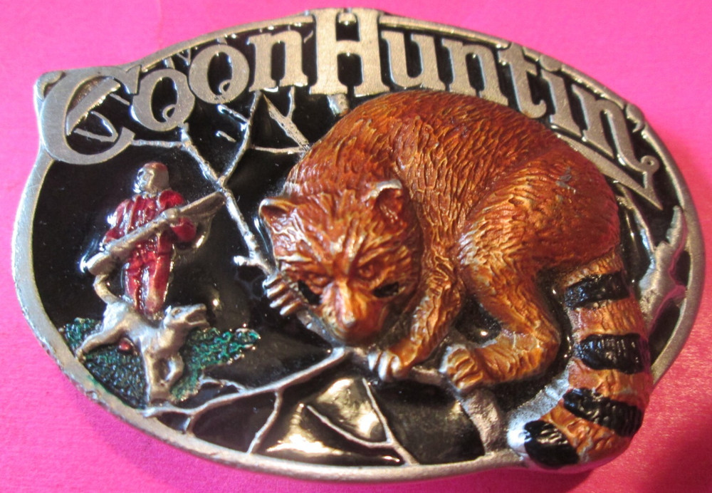 1985 BELT BUCKLE COON HUNTIN&rsquo; COON HUNTING MAN RACCOON & DOG PEWTER USA NOS VTG