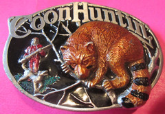 1985 BELT BUCKLE COON HUNTIN&rsquo; COON HUNTING MAN RACCOON & DOG PEWTER USA NOS VTG
