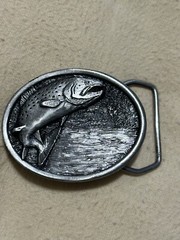 PEWTER BELT BUCKLE, « TROUT » 3-D DESIGN, SISKIYOU-BERGAMOT USA
