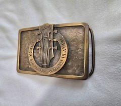 Gibson « American Made, World Played » Belt Buckle Bronze 3in MPN 941537