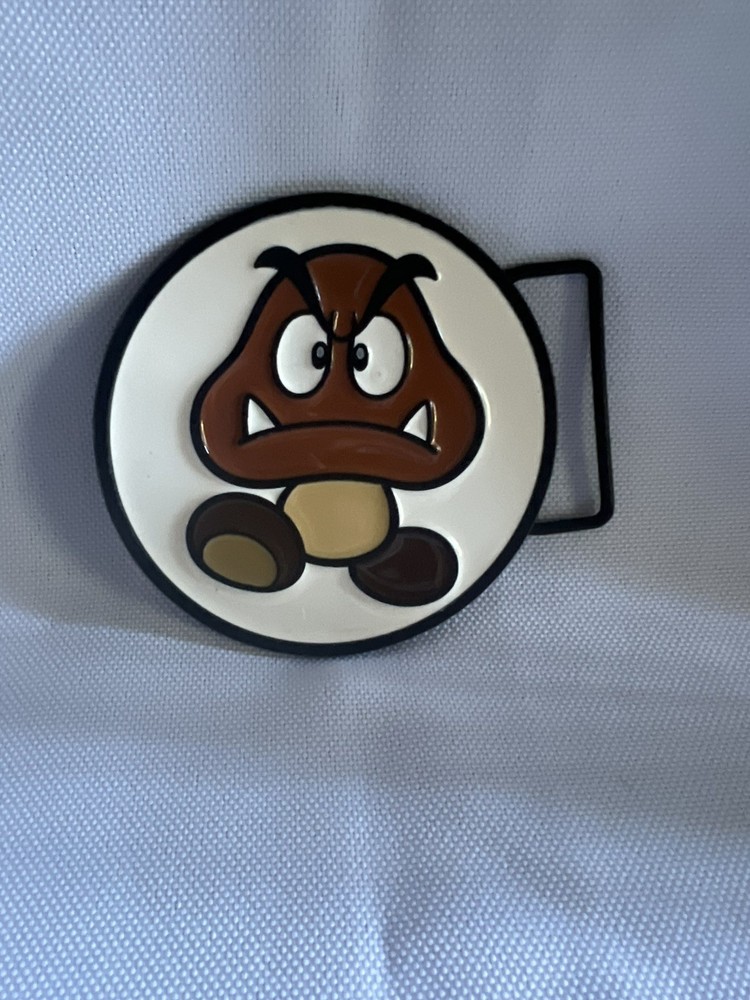 2011 SUPER MARIO BROTHERS GOOMBA BELT BUCKLE NINTENDO LICENSED NEW!