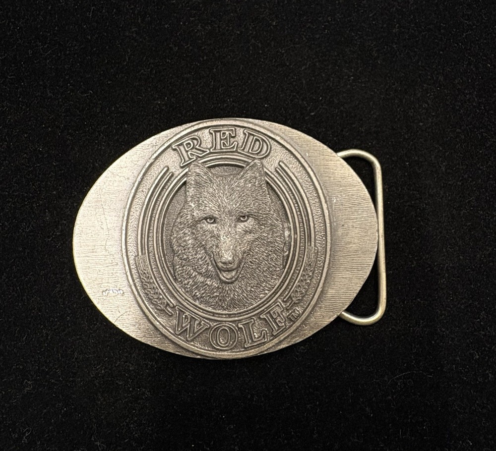 Vintage oval belt buckle featuring a detailed relief of red wolf head RARE