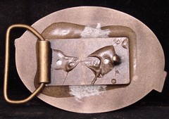 WB01195 *NOS* 2010 BRADFORD EXCHANGE **JOHN WAYNE – CARBINE RIFLE** BELT BUCKLE