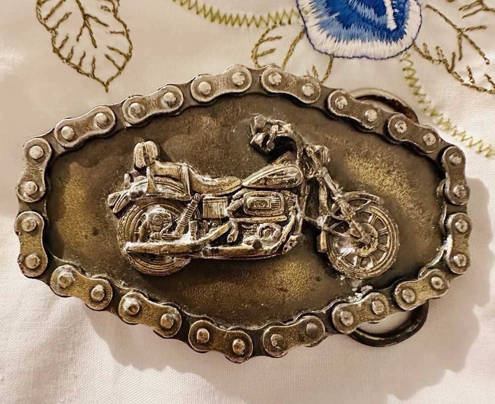 Vintage Men&rsquo;s Motorcycle Biker Belt Buckle Chain Accent Bronze/Gold ©1981