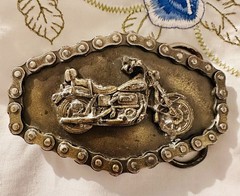 Vintage Men&rsquo;s Motorcycle Biker Belt Buckle Chain Accent Bronze/Gold ©1981