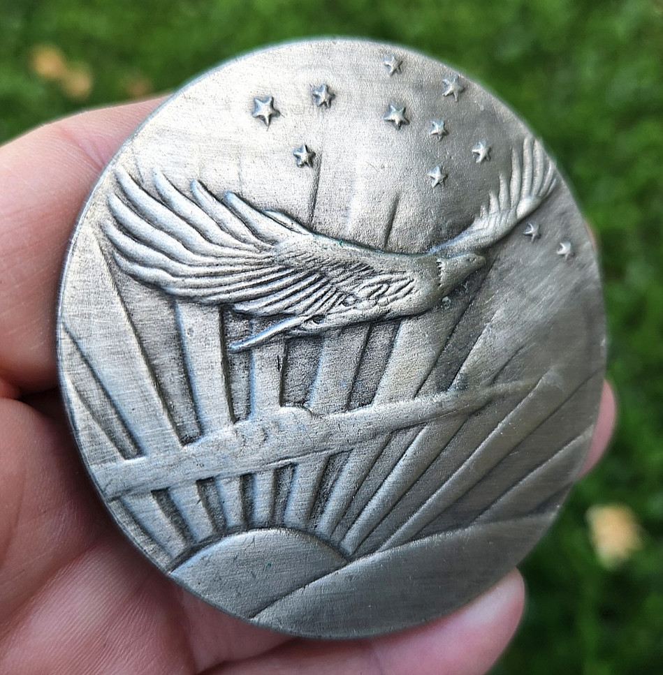 VINTAGE 1970&rsquo;S PEWTER ROUND BELT BUCKLE~BERGAMOT~FLYING EAGLE SUN RAYS STARS A48