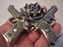 DOUBLE PISTOL WITH ROSE DESIGN BELT BUCKLE WITH CRYSTALS – GW-18
