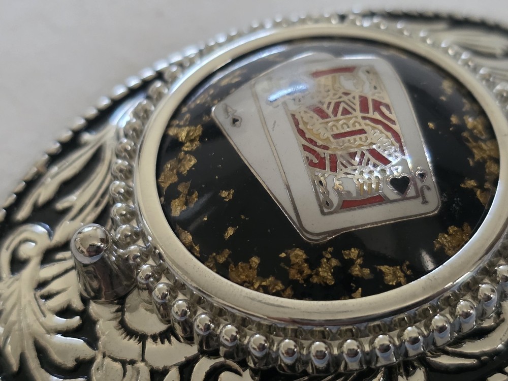 Men&rsquo;s Silver Tone Gamblers Belt Buckle With 24k Gold Flakes