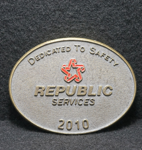 WH15112 GREAT VINTAGE 2010 **REPUBLIC SERVICES** DEDICATED TO SAFETY BELT BUCKLE