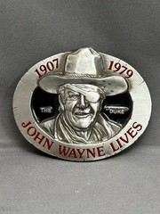 VINTAGE 1979 Belt Buckle The « DUKE » JOHN WAYNE LIVES Western Style Masterpiece
