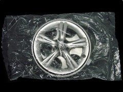 TH15137 *NOS* VERY COOL 2004 **SPINNER CAR WHEEL / RIM** (REALLY SPINS) BUCKLE