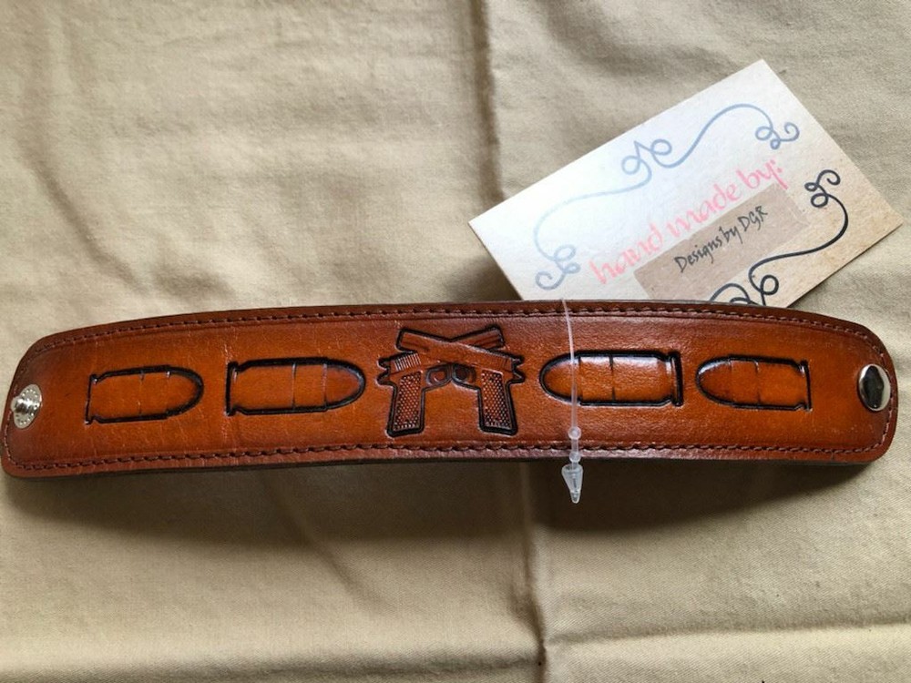 Handmade Leather Bracelet – Unisex. Gun with bullets.