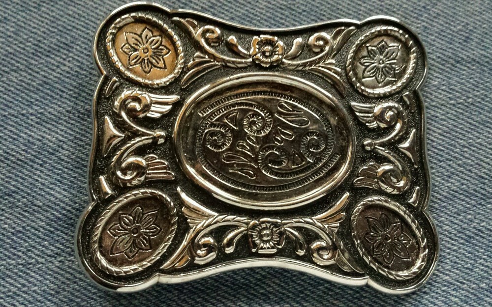 FLORAL CIRCLE ROPE DECORATIVE PATTERNED BLACK & SILVER COLOR WESTERN BELT BUCKLE