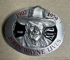 VINTAGE 1979 Belt Buckle The « DUKE » JOHN WAYNE LIVES Western Style Masterpiece