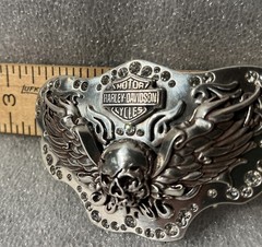 Harley-Davidson women&rsquo;s skull / wings belt buckle.#97772-09VW. Silver and Black