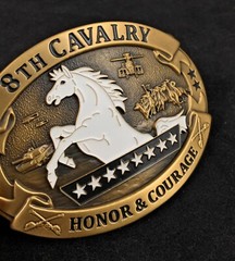 🌟US Army 8th Cavalry Regiment, Honor & Courage Crest Insignia Brass Belt Buckle