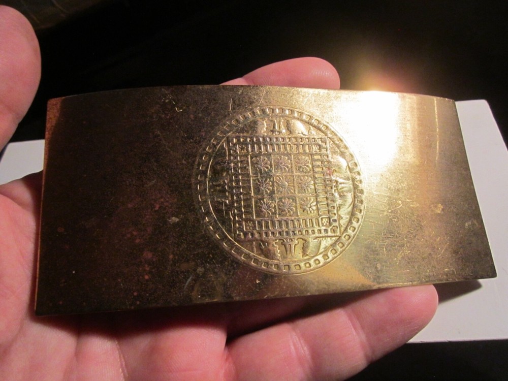 VINTAGE BRASS BELT BUCKLE ABSTRACT CREST DESIGN 5 1/2&Prime; X 2 1/2&Prime; – GW-5