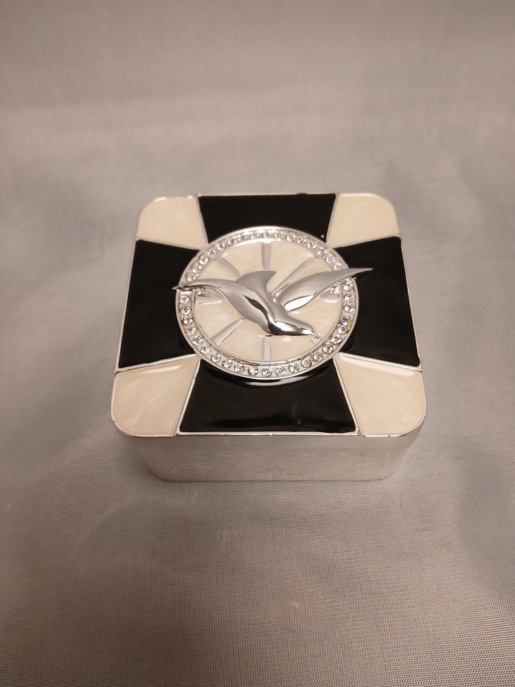 Seagul Tricket Box Enambled Black & White Silvertone Metal