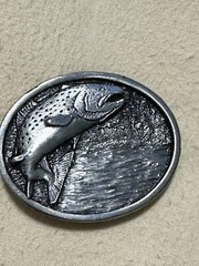 PEWTER BELT BUCKLE, « TROUT » 3-D DESIGN, SISKIYOU-BERGAMOT USA