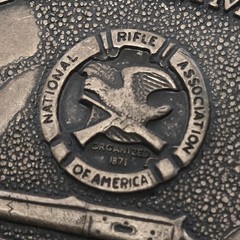 Belt Buckle – NRA Member Commemorative « The Guns of John Wayne » (read desc.)