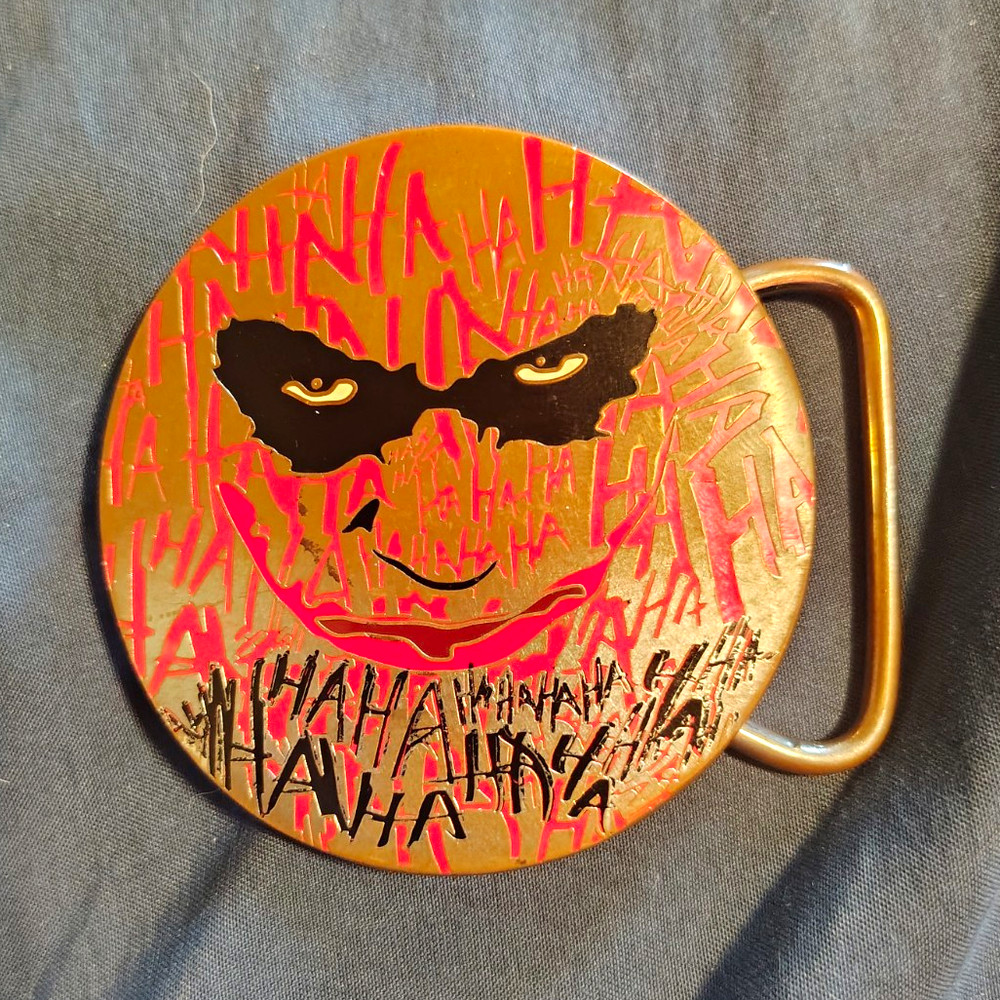 Men&rsquo;s Round Metal Belt Buckle Silver Red Black Comics Graphic Face “HAHA”