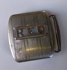 SWANK DELUXE SILVER PLATE BRONZE BELT BUCKLE « RED » MONOGRAM