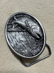 PEWTER BELT BUCKLE, « TROUT » 3-D DESIGN, SISKIYOU-BERGAMOT USA