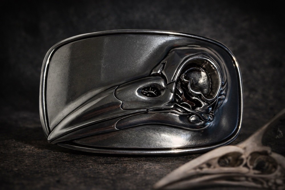Raven Skull Belt Buckle · Minimalist Silver-Tone Zamak · Modern Gothic